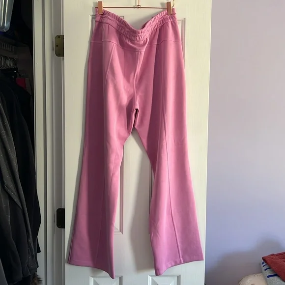 lululemon Softstreme Pant
Dahlia Mauve
Size 12 - Picture 2 of 5